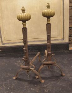al140 Paar Kaminböcke aus Eisen und Messing, Maße: H 61 cm x 41 T.